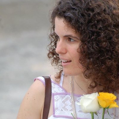Cantora, violonista, compositora, educadora, doutoranda em Música pela UFRJ com projeto de pesquisa sobre pedagogia vocal
