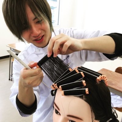 日本全国の美容学校の先生達でtwitter始めました😀美容専門学校を選ぶ前って、全部同じに見える専門学校😅でも学校によって授業内容違うのです😳自分に合った理美容専門学校探しませんか😃？先生達に色々聞いたり質問できたり出来る❗️そんなtwitterアカウントです✏️