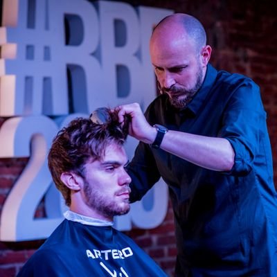 maestro barbero. 
enamorado de la vida (a veces) 
padre de dos monstruitos y 
de los que piensa que #cadadiacuenta