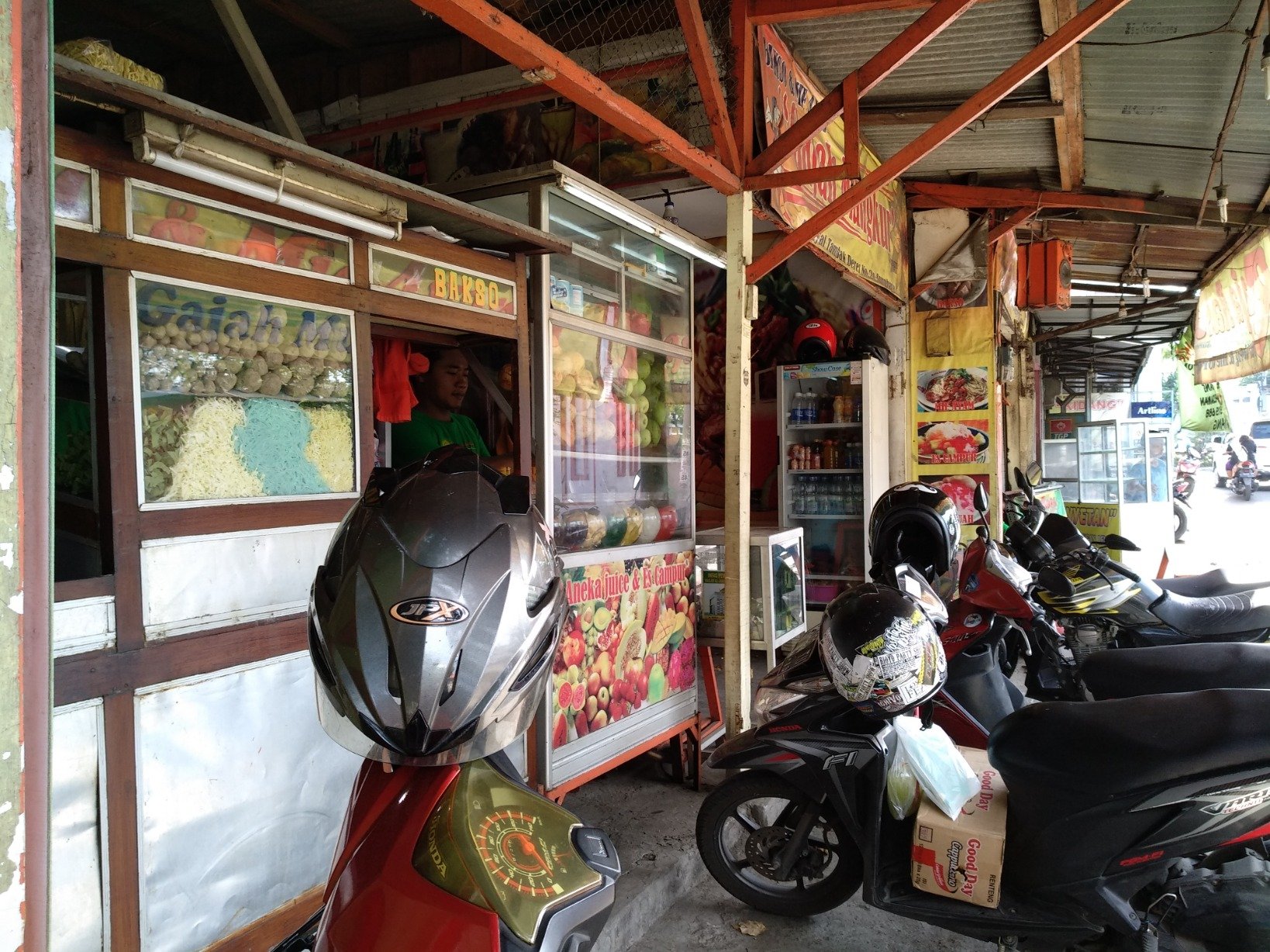 Menyediakan:
Nasi Goreng 
Mie Goreng 
Bakso
Mie Ayam 
Es Campur 
Juice Buah