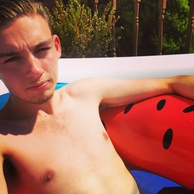 Small twitch streamer - usually playing Fortnite! Will venture into other games shortly.