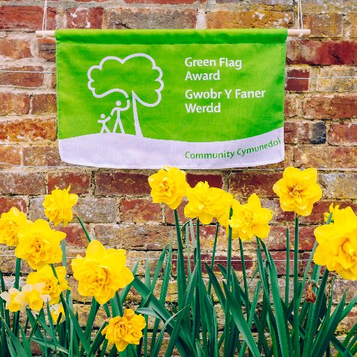 Mae Gwobr y Faner Werdd yn gwobrwyo y parciau a mannau gwyrdd orau yng Nghymru/ Green Flag Award in Wales recognises and rewards the best parks and green spaces