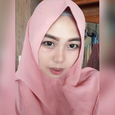 Nurrahmah_F's profile picture. Cara termudah untuk bahagia adalah tersenyum. Karena senyuman adalah awal dari kebahagiaan ketika kepedihan menyapa