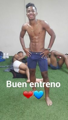 Soy un chavo de 25 años...pasivo y en busca de chavos futbolistas discretos y activos, que quieran pasarla rico jajaja