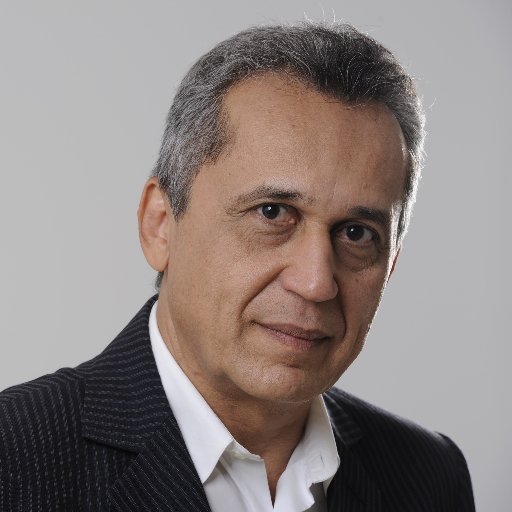 Jornalista. Trabalha há 3 décadas em jornais e tevês, revistas, portais e rádios do Piauí. Comentarista Político na TV Antena 10 (Record).