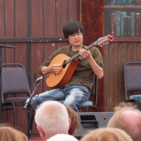 アイルランドのクレアでアイリッシュ音楽やってます。ブズーキとフィドル(*^o^*) 在住歴が無駄に長いですw
日本のアイリッシュ界隈の人が当然知ってるだろうと思ってたことが意外にも知られてなかったりするので、思いつくままツイートしてみます。
少しでもお役に立てれば。
Irish music session 😁