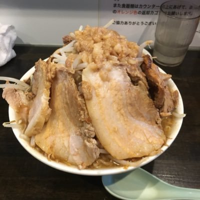 回はじろう系ラーメンを食べようって事でラーメン荘これが好きだからに行ってきました！早速いってみましょう！レツゴー！！（押忍！！）さあ〜^やってきましたラーメン荘これが好きだから食券制です！今回はW豚ラーメンを注文しコールはヤサイアブラマシマシにしましタァ！席についてワクワクしながら待ってると〜〜！！っ（押忍！！）