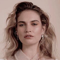 Noticias sobre la actriz Lily James, más conocida por su papel en Cenicienta, Downton Abbey, Baby Driver y Mamma Mia.
