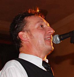 Adviseur lokale overheid, zanger (tekstvast), gitarist (fender), vader, echtgenoot, de Waard tent, reislustig, gevoelsmens, Indiaas eten,  droge witte wijn.