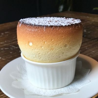 デザートスフレ専門店の、CAFE AUX DELICES(カフェ オーデリス)です。

温かくてふわふわのとろけるスフレを、心落ち着く空間でゆっくりとお楽しみください。

OPEN 12:00～19:00(LO)

CLOSED 毎週水曜日