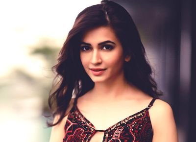 Follow for latest updates of Kriti Kharbanda 😉