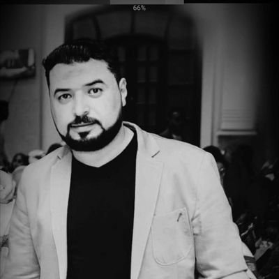 أحيانا نقنع أنفسنا بأن
لاشئ يستحق الحزن فنبتسم
ولكن تبقى الدموع في العين ساكنة