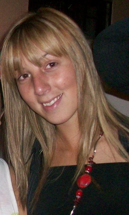 busco amistad, soy romantica y 100% sencible, mido 1.65mts ojos miel oscuros,pelo largo rubio.