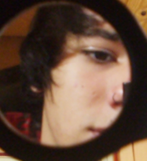 estudante,viciado em musica e que adora ficar no pc .