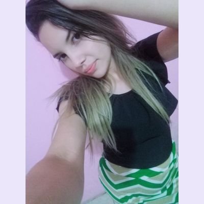 sou simpática gosto de conversar de atenção gosto de chocolate de ver filmes.