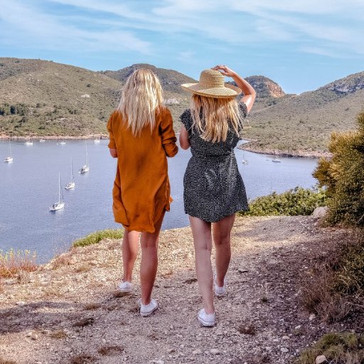 Never try and calm itchy feet. ✈️🌎⛱️ Find us on Instagram: sistersistertravels 💌 sistersistertravels@gmail.com #travel 👭 Natalie & Camilla #travelbloggers