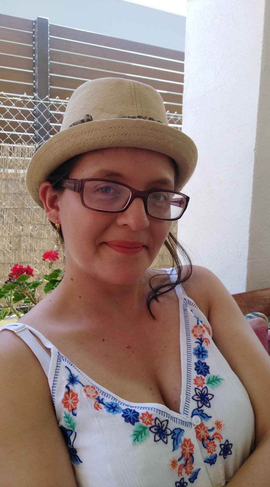 katheriber's profile picture. el mundo esta lleno de muchos colores... ¿por que insistir en quedarnos solo con lo negro o lo blanco?