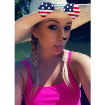 esmithy_'s profile picture. 