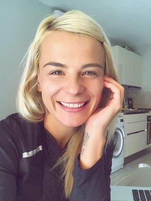 respectueuse, intelligente ,ouverte a toute personne qui aimerais se confie
