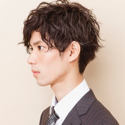 無名大学生を苦しませる