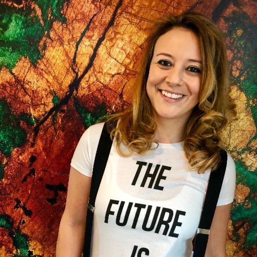 A woman on many lives: basketball player, DJ, doctor, business owner. Now, in her mid 30's, she found the maturity to write about the lesbian universe.