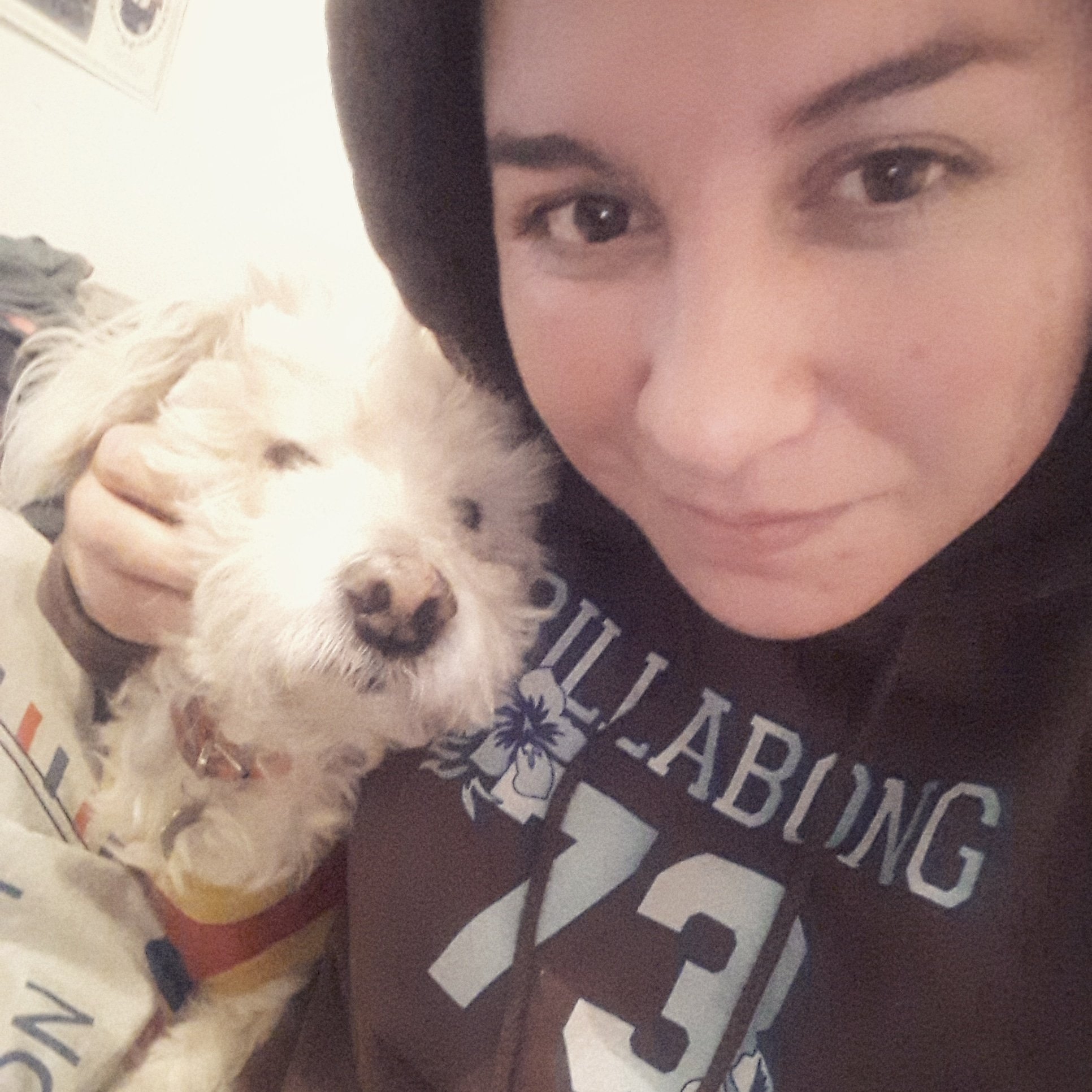 Mientras tanto bebo, fumo, vivo y amo. Quizá como todos mas bien demasiado.
!*