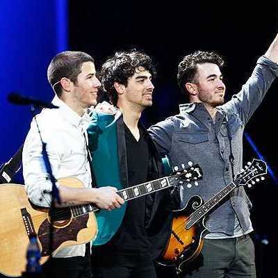 Cuenta fan dedicada a subir videos y fotos sobre momentos en la historia de los Jonas Brothers, para que se nos active la nostalgia. 
#WeMissTheJonasBrothers