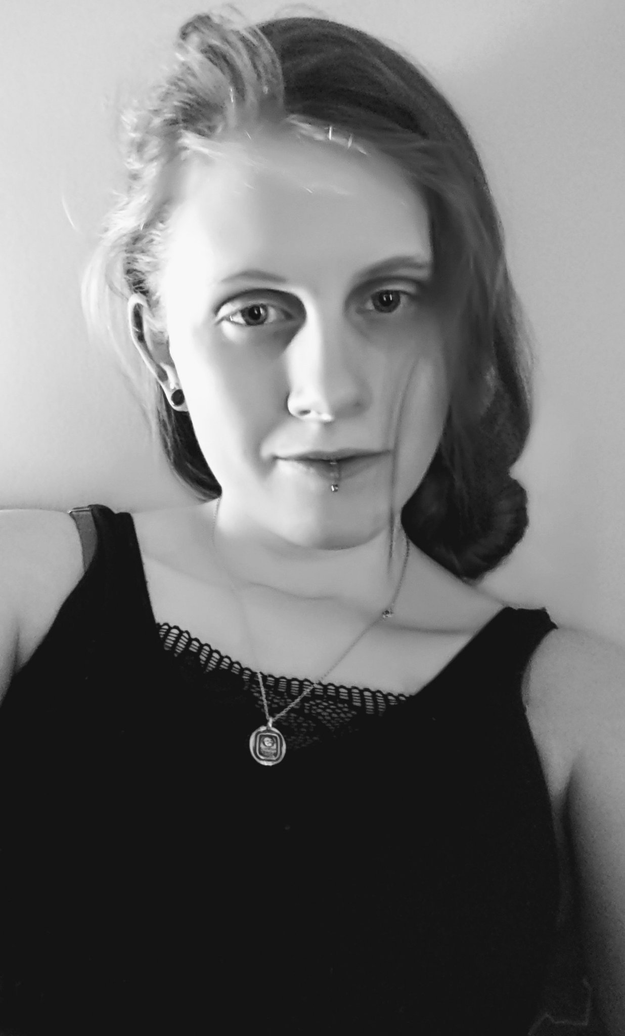🌘👽 she/her, 27 🌵🌖
💜flowy clothing, baths, laying awake at night, and destroying entire companies with my MILLENNIAL POWER.