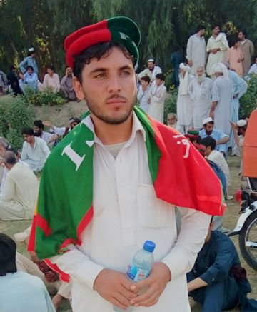 فقیہہ شہر نے تہمت لگائی ساغر پر
یہ شخص درد کی دولت کو عام کرتا ہے