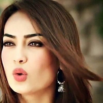 ضحكتي ملهاش علاقه بنفسيتي انا كده كده بضحك😍😍