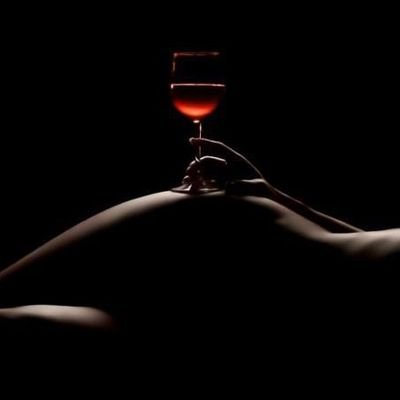 Una chica adictiva al vino y a la sensualidad, con una pizca de locura. ¿Te atreves a quedarte en ésta cuenta?