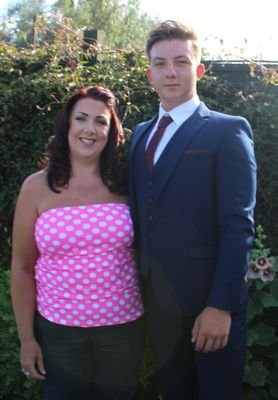 BatsfordKaren's profile picture. Hi I'm karen and I love reading taking my dog out and spending time with my three teenagers.