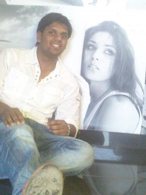 wel m a cool and nice natured guy..
and 
i can make u happy if u have guts to b happy,
i can make u worst if u dnt have guts to b happy