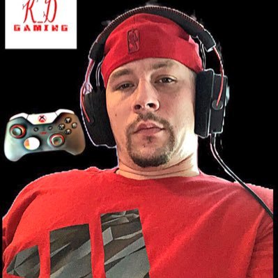 father of three and a mixer streamer member of Leave No Trace a competitive sports team come chill and watch us work
