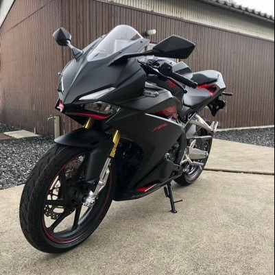 CBR250RR乗ってます バイク乗ってる人仲良くしてください！！ツーリング誘ってください！！お願いしやす！！無言フォローしますごめんなさい！琵琶湖によくいます！