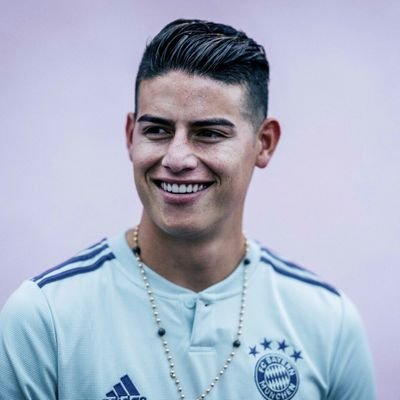 🇨 🇴 🇨🇴 Jugador de la selección Colombia ⚽

🇧 🇲 🇩🇪 Jugador del FC Bayern de Múnich ⚽