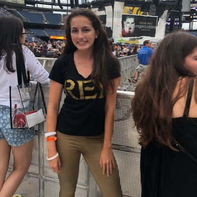 absolutely terrible at twitter but very passionate about Taylor Swift.