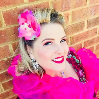 Vintage, Cabaret & Burlesque entertainer, ‘Woman in Business' columnist. Producer, networker, Performer https://t.co/lHLwLdUbGj