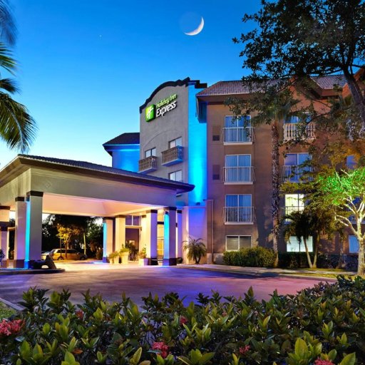 Conveniently located near Downtown Naples. Come visit us...paradise awaits you 🌞✨🌴💛
