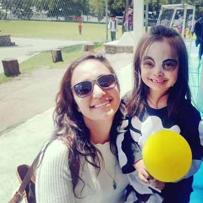Abogada administrativista, defensora de los derechos de las personas con discapacidad, mamá de Simone, hincha de todo lo que nos haga sonreír.