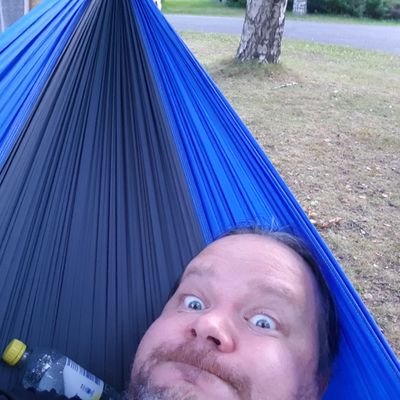 MikkoKyy's profile picture. Keskiverto keski-ikäinen keskivartalolihava keskien ystävä