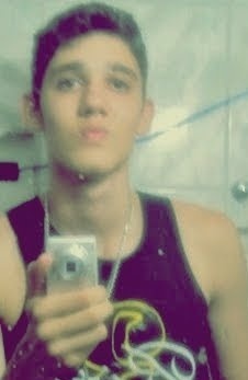 Marrento, idiota e boçal.