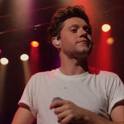 all i’m doing is literally just trynna follow everyone niall’s following so i can see his timeline, no i’m not creepy at all.