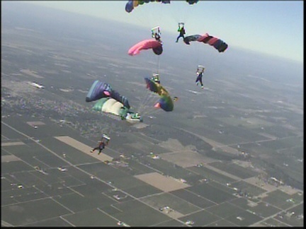 Pilot of airplanes, helicopters, canopies, and gliders.  Skydiver, reader, traveler. Life is an adventure. She/her/captain