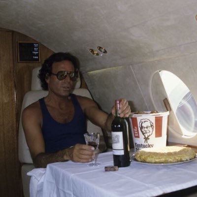 Kobeby's profile picture. Bebo vino, de Rioja por supuesto.