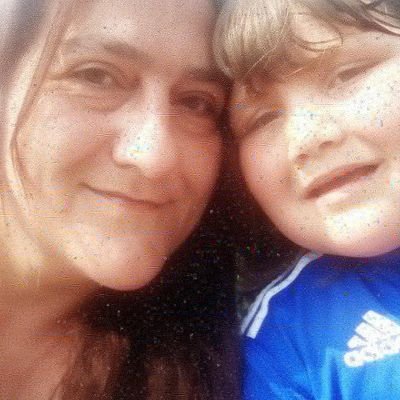 Chelsea fan.!! A mum to 5 beautiful kids. Single but not desperate.