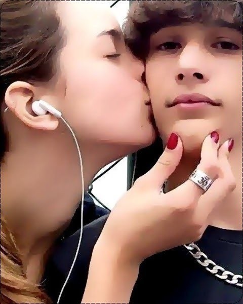 LuizParamore's profile picture. Não adianta desperdiçar sofrimento
Por quem não merece
É como escrever poemas no papel higiênico
E limpar o cu
Com os sentimentos mais nobres