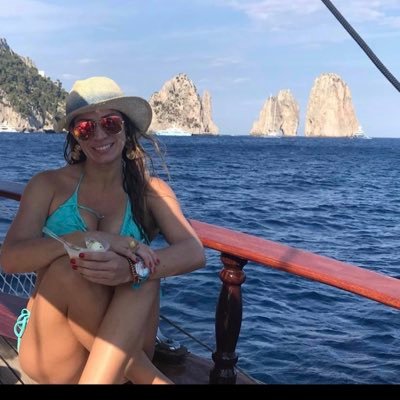 sandrivette5's profile picture. La vida resulta más fácil cuando aprendes a interpretar silencios en lugar de pedir respuestas