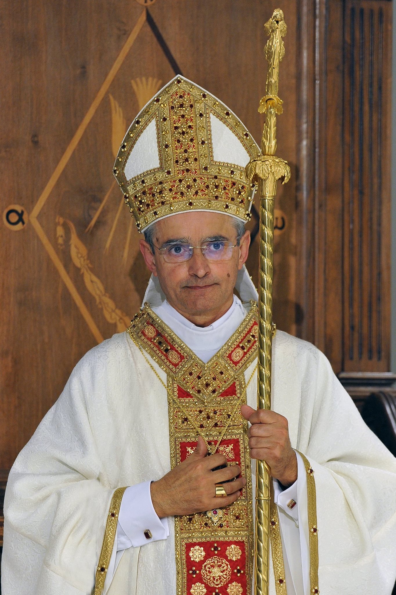 Profilo ufficiale della Diocesi di Avellino e del Vescovo, S. E. Mons. Arturo Aiello.