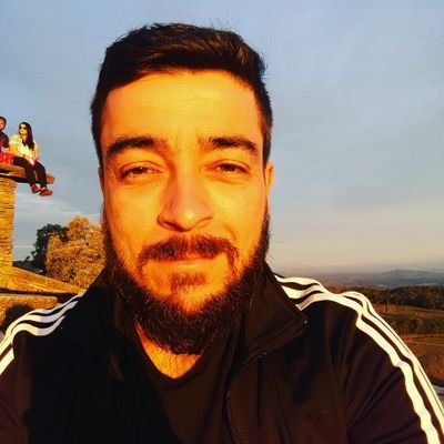 professor, pesquisador, podcaster, insatisfeito e um tanto constrangido.